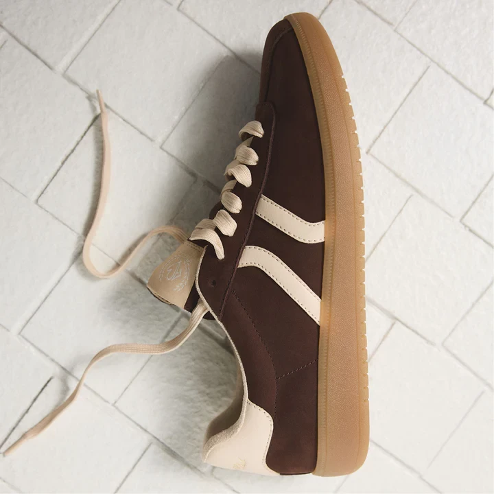 CHICSNEAKER